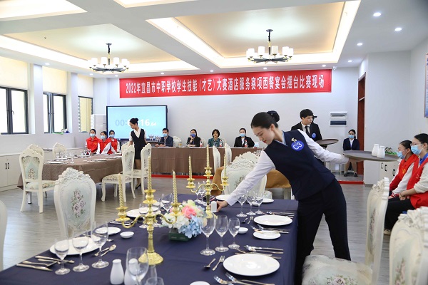 西餐摆台 气宇非凡——宜都市职教中心 杨书宇_爱奇艺.jpg
